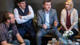 Schritt 3: Bürgersprechstunden - Sein Thema vorbringen  In der Bürgersprechstunde kann man mit seinen Lokalpolitikern, dem Bürgermeister oder Abgeordneten in persönlichen Gesprächen eigene Themen vorbringen. Ursprünglich galt der Begriff für feste Termine der Bezirksverwaltung. Als Bürgersprechstunde werden aber auch Termine mit Lokalpolitikern bezeichnet, die über die jeweilige Partei organisiert werden. Ferner laden Lokalpolitiker zu Bürgersprechstunden in größeren Gruppen ein, zum Beispiel vor Entscheidungen zu größeren Vorhaben im Bezirk. Oder schlicht für den eigenen Wahlkampf, wie Marcus König (2.v.r.), CSU-Spitzenkandidat für das Oberbürgermeisteramt in Nürnberg, der sich mit Wählern unterhält. Politikerinnen und Politiker müssen sich im Kommunalwahlkampf einiges einfallen lassen, um die jungen Leute zu erreichen. Vorteil der Bürgersprechstunde: Hier soll mitdiskutiert und die eigene Perspektive eingebracht werden. Termine zu Bürgersprechstunden sind auf den Homepages der Gemeinden, Kommunen oder Stadtbezirken veröffentlicht. Mit dem "Behördenfinder Deutschland" lässt sich die Homepage seines Bundeslandes, Kreises oder Kommune finden.
