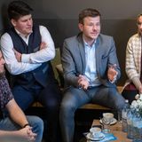 Schritt 3: Bürgersprechstunden - Sein Thema vorbringen  In der Bürgersprechstunde kann man mit seinen Lokalpolitikern, dem Bürgermeister oder Abgeordneten in persönlichen Gesprächen eigene Themen vorbringen. Ursprünglich galt der Begriff für feste Termine der Bezirksverwaltung. Als Bürgersprechstunde werden aber auch Termine mit Lokalpolitikern bezeichnet, die über die jeweilige Partei organisiert werden. Ferner laden Lokalpolitiker zu Bürgersprechstunden in größeren Gruppen ein, zum Beispiel vor Entscheidungen zu größeren Vorhaben im Bezirk. Oder schlicht für den eigenen Wahlkampf, wie Marcus König (2.v.r.), CSU-Spitzenkandidat für das Oberbürgermeisteramt in Nürnberg, der sich mit Wählern unterhält. Politikerinnen und Politiker müssen sich im Kommunalwahlkampf einiges einfallen lassen, um die jungen Leute zu erreichen. Vorteil der Bürgersprechstunde: Hier soll mitdiskutiert und die eigene Perspektive eingebracht werden. Termine zu Bürgersprechstunden sind auf den Homepages der Gemeinden, Kommunen oder Stadtbezirken veröffentlicht. Mit dem "Behördenfinder Deutschland" lässt sich die Homepage seines Bundeslandes, Kreises oder Kommune finden.