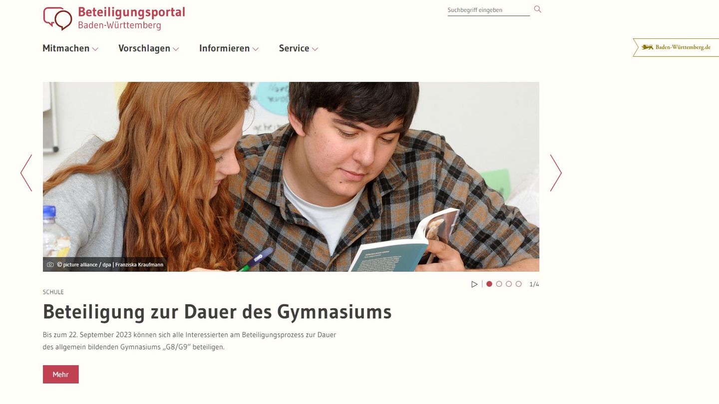 Bürgerbegehren und Volksentscheid: Schritt 1: Sich online informieren In Sachen Digitalisierung eilt Behörden sicher nicht der beste Ruf voraus, doch was die Aufbereitung von Informationen im Netz betrifft, hat sich in den vergangenen Jahren eine Menge getan. Jedenfalls dürfte es nie leichter gewesen sein, die Landes- und Lokalpolitik zu verfolgen. Erste Anlaufstelle ist die Homepage der Stadt, des Kreises oder der Gemeinde. Hier findet man Termine, anstehende Tagesordnungen sowie die Namen und Kontaktdaten seiner Abgeordneten. Viele Lokalpolitiker sind digital sehr aktiv, schreiben Blogs, setzen Tweets ab, posten auf Instagram und Facebook. Immer mehr Lokalpolitiker sind zudem mit eigenen Kanälen auf YouTube präsent. Folgen lohnt durchaus. Auf den letztgenannten Kanälen sind auch Diskussionen und Kommentare möglich. Eine erste Gelegenheit, Themen anzuregen, zu loben oder zu kritisieren. Schritt 1: Sich online informieren In Sachen Digitalisierung eilt Behörden sicher nicht der beste Ruf voraus, doch was die Aufbereitung von Informationen im Netz betrifft, hat sich in den vergangenen Jahren eine Menge getan. Jedenfalls dürfte es nie leichter gewesen sein, die Landes- und Lokalpolitik zu verfolgen. Erste Anlaufstelle ist die Homepage der Stadt, des Kreises oder der Gemeinde. Hier findet man Termine, anstehende Tagesordnungen sowie die Namen und Kontaktdaten seiner Abgeordneten. Viele Lokalpolitiker sind digital sehr aktiv, schreiben Blogs, setzen Tweets ab, posten auf Instagram und Facebook. Immer mehr Lokalpolitiker sind zudem mit eigenen Kanälen auf YouTube präsent. Folgen lohnt durchaus. Auf den letztgenannten Kanälen sind auch Diskussionen und Kommentare möglich. Eine erste Gelegenheit, Themen anzuregen, zu loben oder zu kritisieren.
