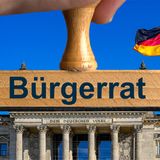 Schritt 8: Der Bürgerrat als neues Mittel der bundespolitischen Bürgernähe  Die Bundespolitik hat 2023 eine neue Institution geschaffen, über die Bürger ihre Perspektive in aktuelle politische Debatten einbringen können: den Bürgerrat. Im Mai beschloss der Bundestag die Einführung eines Bürgerrates zum Thema Ernährung. Der Rat soll unter anderem zur Lebensmittelkennzeichnung und Lebensmittelverschwendung eine Handlungsempfehlung in Form eines sogenannten Bürgergutachtens erarbeiten. Bewerben kann man sich für den 160-köpfigen Rat nicht. Die Teilnehmer werden über die Melderegister ausgelost, wobei auf eine repräsentative Mischung geachtet hinsichtlich Alter, Geschlecht, regionaler Herkunft und Bildungsstand geachtet werden soll. Auch Vegetarier und Veganer sollen mitwirken. Das Gutachten wird im Februar 2024 im Plenum des Bundestages diskutiert und dann dem Ausschuss für Landwirtschaft und Ernährung übermittelt. Möglicherweise werden weitere Bürgerräte zu anderen Themenschwerpunkten eingerichtet. Das Parlament muss dem Gutachten jedoch nicht folgen.