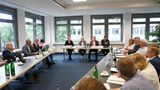 Schritt 2: Sich selbst zu aktuellen Diskussionen einladen  Die Volksvertreter auf kommunaler Ebene sind die Gemeinde- beziehungsweise Stadträte oder Bezirksräte, wie hier auf dem Bild der Stadtrat von Rellingen bei Hamburg. Die genaue Bezeichnung variiert je nach Größe und Status der Gemeinde. Die Sitzungen sind in aller Regel öffentlich, Termine und Tagesordnungen finden sich auf der Homepage der jeweiligen Gemeinde oder des Bezirkes. Oft hilft hier nur die Websuche nach Gemeinde und in Kombination mit Suchwörtern wie Termine, Gemeinderat oder Bezirksrat. Jeder Bürger hat das Recht, diesen Sitzungen beizuwohnen. Seit der Corona-Pandemie werden  mancherorts Versammlungen sogar live auf YouTube gestreamt. Was man in diesem Rahmen nicht hat, ist das Rederecht. Doch Zuhören und ein Gespür für die Diskussionen zu bekommen, ist ein guter erster Schritt zur eigenen Beteiligung.