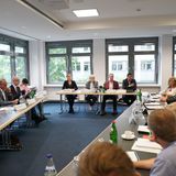 Schritt 2: Sich selbst zu aktuellen Diskussionen einladen  Die Volksvertreter auf kommunaler Ebene sind die Gemeinde- beziehungsweise Stadträte oder Bezirksräte, wie hier auf dem Bild der Stadtrat von Rellingen bei Hamburg. Die genaue Bezeichnung variiert je nach Größe und Status der Gemeinde. Die Sitzungen sind in aller Regel öffentlich, Termine und Tagesordnungen finden sich auf der Homepage der jeweiligen Gemeinde oder des Bezirkes. Oft hilft hier nur die Websuche nach Gemeinde und in Kombination mit Suchwörtern wie Termine, Gemeinderat oder Bezirksrat. Jeder Bürger hat das Recht, diesen Sitzungen beizuwohnen. Seit der Corona-Pandemie werden  mancherorts Versammlungen sogar live auf YouTube gestreamt. Was man in diesem Rahmen nicht hat, ist das Rederecht. Doch Zuhören und ein Gespür für die Diskussionen zu bekommen, ist ein guter erster Schritt zur eigenen Beteiligung.