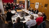 Schritt 6: Ortsbeiräte - Eigene Themen setzen und Mitstreiter gewinnen  Sie haben viele Namen. Je nach Bundesland heißen sie Ortsbeiräte wie in Hessen, Stadtteilbeiräte in Hamburg, Ortsausschüsse oder Ortsteilvertretung in Mecklenburg-Vorpommern. Ihre Funktion ist jedoch gleich. Die Beiräte sind Gremien aus gewählten Bürgern, die von den Gemeinde- und Bezirksräten offiziell als besondere Vertreter anerkannt werden. Je nach Gemeindeordnung wird den Beiräten sogar ein Budget aus dem Haushalt zur Verfügung gestellt, um eigene Projekte umzusetzen. Da Kommunalpolitik Sache der Länder ist, gibt es eine Vielzahl unterschiedlicher Regelungen für Beiräte. Manchmal werden sie zusammen mit den Kommunalwahlen gewählt, in anderen Ländern gingen die Beiräte aus Entwicklungsprojekten hervor, haben seither ihre Funktion beibehalten und organisieren sich selbst. So oder so: Da der Beirat von den Räten und Bezirksvertretungen einbezogen werden muss, ist er auf lokaler Ebene der Ort, an dem man auch ohne Parteibuch bei kommunalen Entscheidungen mitmischen kann. Doch selbst, wer sich nicht im Beirat engagiert, findet in ihm einen direkten Zugang zu seinen politischen Vertretern. Hier können Themen platziert, Anfragen formuliert und sogar Mitstreiter gewonnen werden. Wichtig: Die Arbeit des Beirates ist auf seinen Stadtteil oder Ortsteil beschränkt. Ob es einen Beirat am Wohnort gibt, lässt sich am besten in der jeweiligen Verwaltung erfragen. Eine gute Vorstellung von den Möglichkeiten bieten Vereine wie das „Netzwerk Bürgerbeteiligung“ und „Wegweiser Bürgergesellschaft“ 