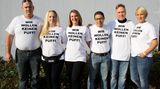 Schritt 5: Einwohner- und Bürgerantrag: So können Sie in Entscheidungen auf der Ebene der Stadt, eines Bezirkes oder der Gemeinde eingreifen  Mitglieder der Bürgerinitiative Kleinblittersdorf im Saarland, die 2016 knapp 1000 Unterschriften für einen Einwohnerantrag gegen ein geplantes Bordell sammelten. Es war der erste Einwohnerantrag in der kommunalpolitischen Geschichte des Saarlandes. Der Gemeinderat stimmte darauf gegen das Etablissement.   Mit dem Bürger beziehungsweise Einwohnerantrag, lassen sich Räte auf Stadt- und Gemeindeebene dazu bringen, ein Vorhaben erneut zu diskutieren und sich mit den Einwänden der Bürger auseinanderzusetzen. Der Rat muss den Einwänden jedoch nicht folgen. Allerdings können gut formulierte und belegte Positionen politische Mehrheiten neu verteilen. Zudem muss eine politische Entscheidung gegen einen Bürgerantrag sehr gut begründet werden. Bürgeranträge betreffen normalerweise Bauvorhaben wie der Erhalt eines Schwimmbades der Bau eines Kindergartens oder die Ausweisung von Gewerbegebieten.  Wer einen Bürgerantrag einreichen möchte, muss Mitstreiter für sich gewinnen und Unterschriften sammeln. Die Anzahl der Unterschriften variiert von Bundesland zu Bundesland. So genügen in Thüringen für einen Einwohnerantrag 300 Unterschriften, in Sachsen hingegen sind fünf Prozent der Einwohner notwendig, was in Dresden rund 25.000 Unterschriften entspräche. Welche Voraussetzungen am eigenen Wohnort gelten, ist in aller Regel Online verfügbar.  Auf den offiziellen Homepages der Länder gibt es oft eigene „Beteiligungsportale für Bürger“. Mit dem „Behördenfinder Deutschland“ lässt sich schnell die Homepage seines Bundeslandes, Kreises oder Kommune finden.