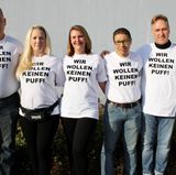 Schritt 5: Einwohner- und Bürgerantrag: So können Sie in Entscheidungen auf der Ebene der Stadt, eines Bezirkes oder der Gemeinde eingreifen  Mitglieder der Bürgerinitiative Kleinblittersdorf im Saarland, die 2016 knapp 1000 Unterschriften für einen Einwohnerantrag gegen ein geplantes Bordell sammelten. Es war der erste Einwohnerantrag in der kommunalpolitischen Geschichte des Saarlandes. Der Gemeinderat stimmte darauf gegen das Etablissement.   Mit dem Bürger beziehungsweise Einwohnerantrag, lassen sich Räte auf Stadt- und Gemeindeebene dazu bringen, ein Vorhaben erneut zu diskutieren und sich mit den Einwänden der Bürger auseinanderzusetzen. Der Rat muss den Einwänden jedoch nicht folgen. Allerdings können gut formulierte und belegte Positionen politische Mehrheiten neu verteilen. Zudem muss eine politische Entscheidung gegen einen Bürgerantrag sehr gut begründet werden. Bürgeranträge betreffen normalerweise Bauvorhaben wie der Erhalt eines Schwimmbades der Bau eines Kindergartens oder die Ausweisung von Gewerbegebieten.  Wer einen Bürgerantrag einreichen möchte, muss Mitstreiter für sich gewinnen und Unterschriften sammeln. Die Anzahl der Unterschriften variiert von Bundesland zu Bundesland. So genügen in Thüringen für einen Einwohnerantrag 300 Unterschriften, in Sachsen hingegen sind fünf Prozent der Einwohner notwendig, was in Dresden rund 25.000 Unterschriften entspräche. Welche Voraussetzungen am eigenen Wohnort gelten, ist in aller Regel Online verfügbar.  Auf den offiziellen Homepages der Länder gibt es oft eigene „Beteiligungsportale für Bürger“. Mit dem „Behördenfinder Deutschland“ lässt sich schnell die Homepage seines Bundeslandes, Kreises oder Kommune finden.