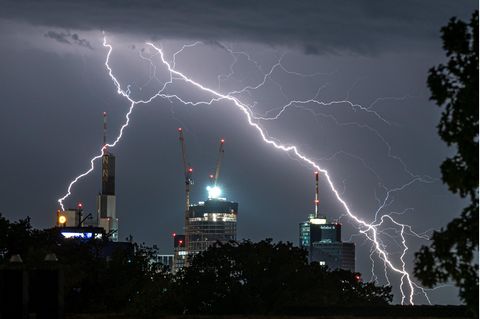Blitze über Frankfurt am Main: Der Deutsche Wetterdienst meldet für dieses Wochenende Gewitter und Starkregen 