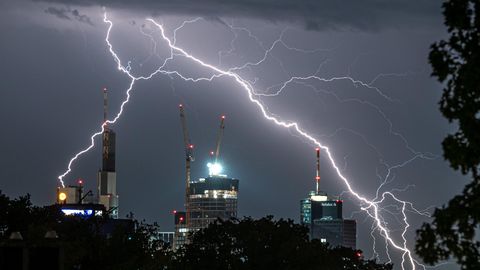 Blitze über Frankfurt am Main: Der Deutsche Wetterdienst meldet für dieses Wochenende Gewitter und Starkregen 