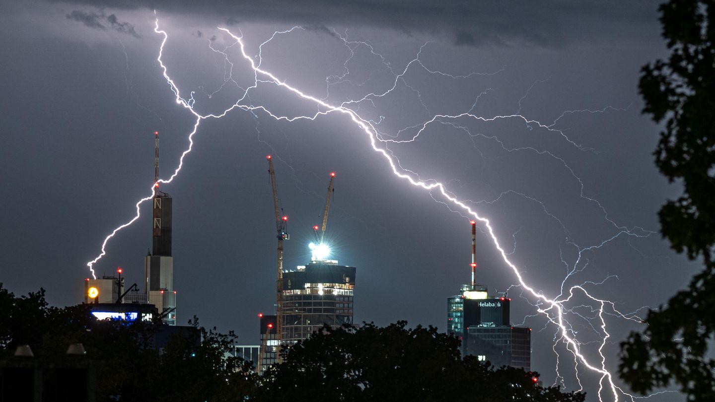 Blitze über Frankfurt am Main: Der Deutsche Wetterdienst meldet für dieses Wochenende Gewitter und Starkregen 