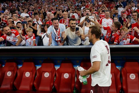 Harry Kane begrüßt die Bayern-Fans in der Allianz Arena