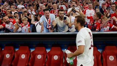 Harry Kane begrüßt die Bayern-Fans in der Allianz Arena