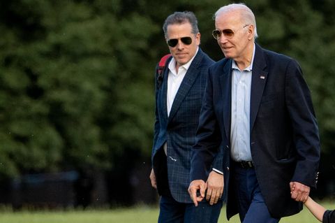 Die Anklage gegen seinen Sohn Hunter (l.) könnte für Joe Biden im Präsidentschaftswahlkampf zum Problem werden.