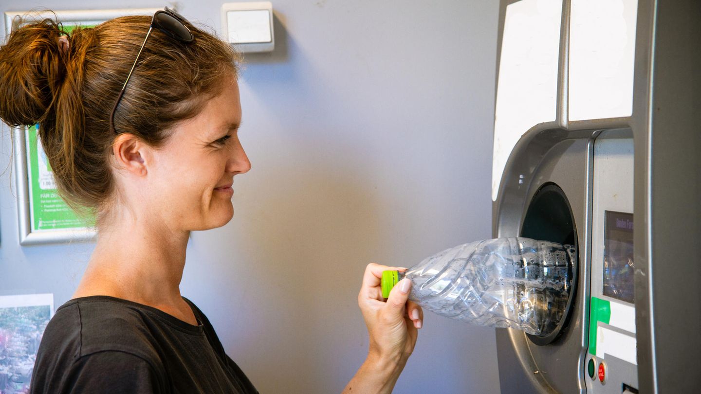 Frau bringt Pfand zurück