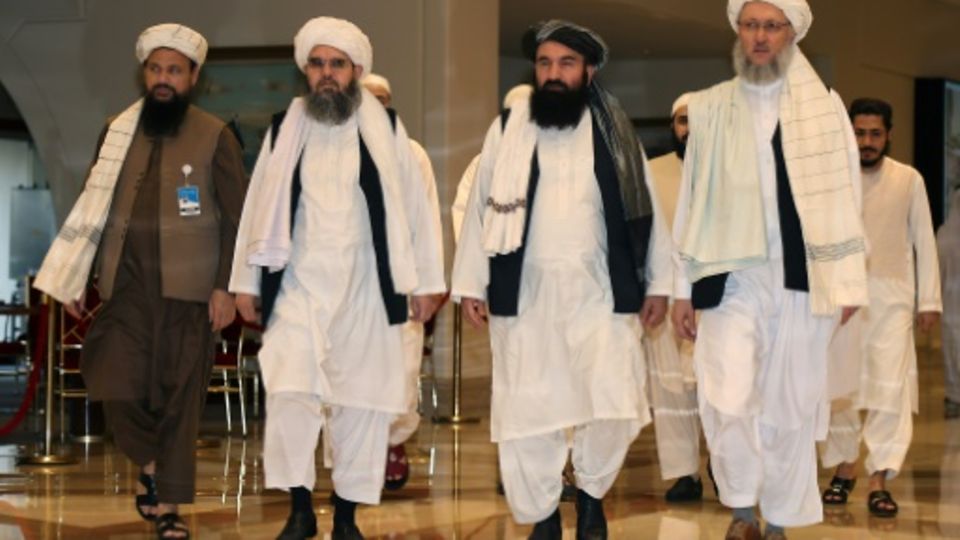 Taliban-Vertreter in traditioneller Kleidung
