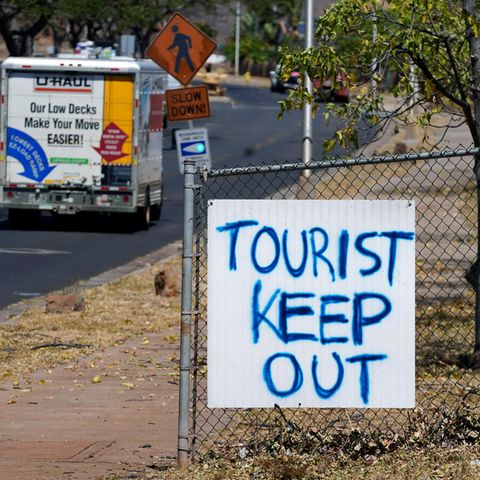 Die Behörden von Hawaii raten Touristen dringend von Reisen nach Maui ab, da sich viele Hotels auf die Unterbringung von Evakuierten und Rettungskräften auf der Insel vorbereiten.