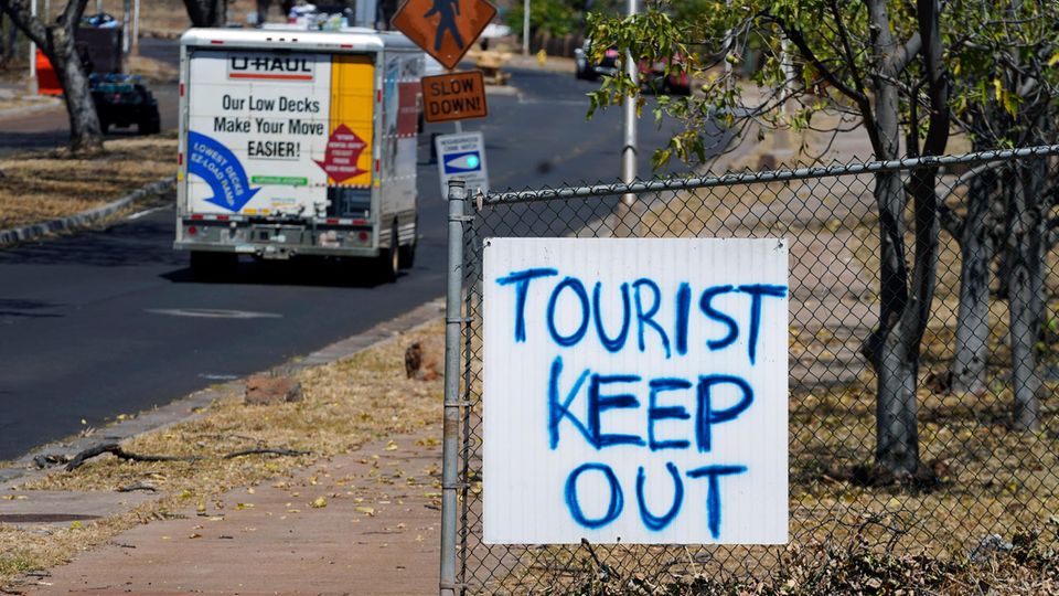 Die Behörden von Hawaii raten Touristen dringend von Reisen nach Maui ab, da sich viele Hotels auf die Unterbringung von Evakuierten und Rettungskräften auf der Insel vorbereiten.