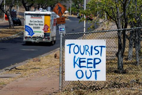 Die Behörden von Hawaii raten Touristen dringend von Reisen nach Maui ab, da sich viele Hotels auf die Unterbringung von Evakuierten und Rettungskräften auf der Insel vorbereiten.