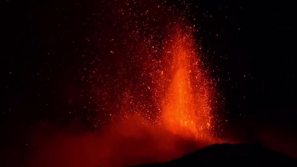 Aktivster Vulkan Europas: Er spuckt wieder: Vulkan Ätna sorgt auf Sizilien für feurige Funken in der Nacht
