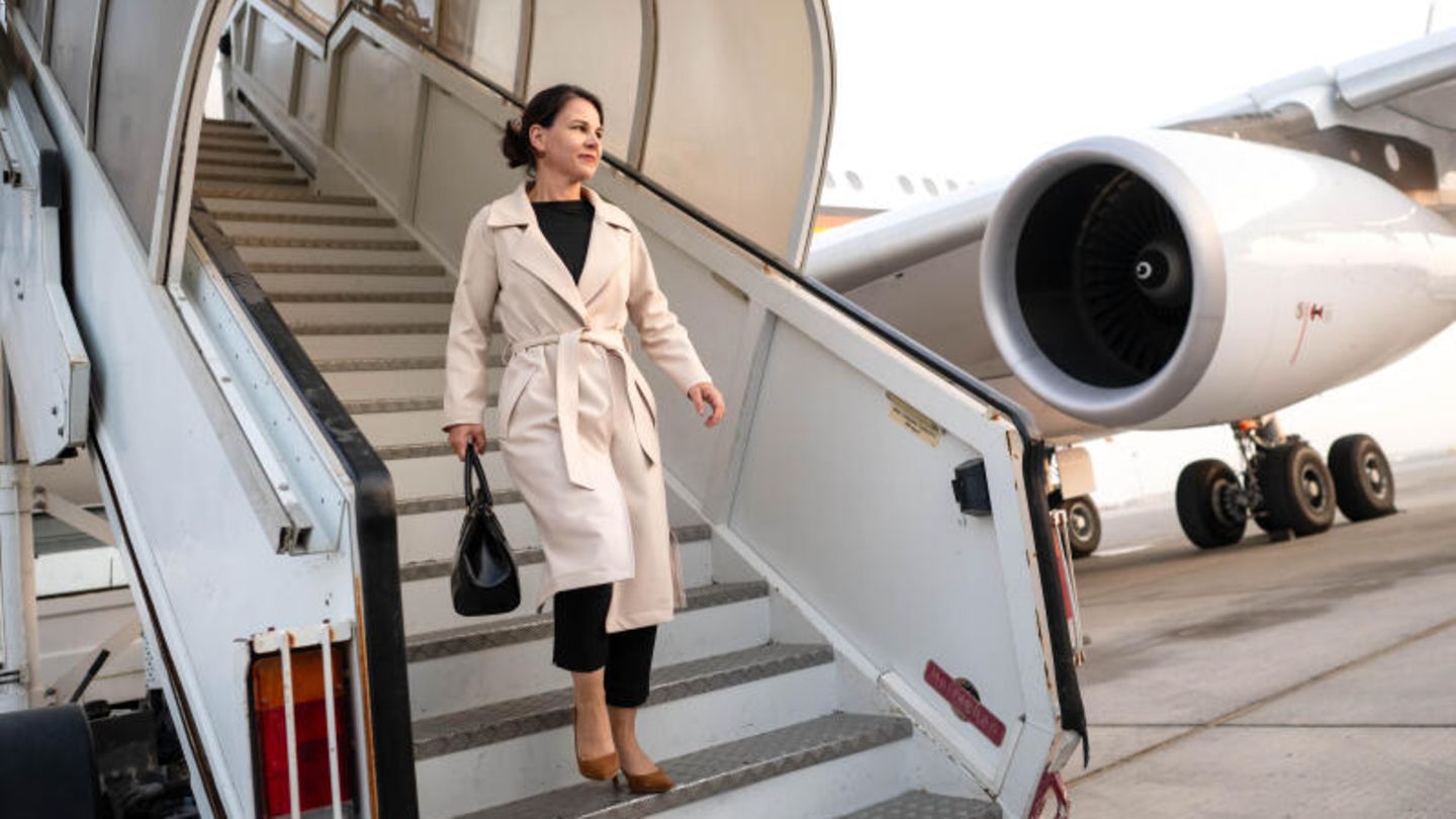 August 2023 Außenministerin Annalena Baerbock wird erneut von einer Flugzeugpanne ausgebremst: Wegen eines technischen Defekts an den Startklappen kann die Grünen-Politikerin ihren Flug zu einem einwöchigen Besuch in Australien, Neuseeland und Fidschi zunächst nicht fortsetzen. Im Laufe des Montags sollte geprüft werden, wie und wann die Anreise nach Australien weitergehen kann.