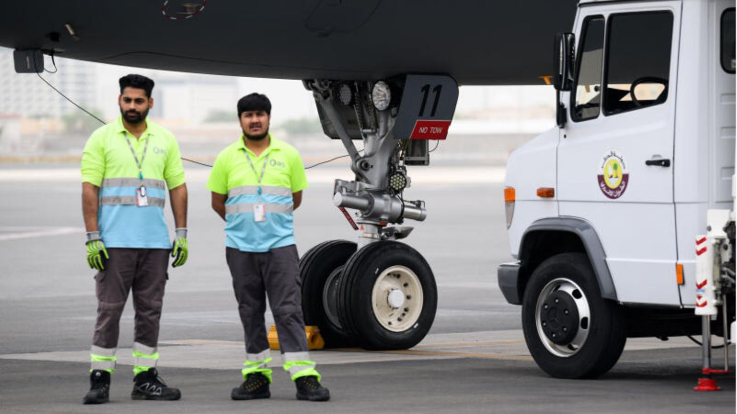 Mitte Mai strandet Außenministerin Annalena Baerbock wegen eines Reifenschadens am Regierungs-Airbus in Doha im Wüsten-Emirat Katar. Ihre Reise in die Golfregion verlängert sich daraufhin unfreiwillig um einen Tag. Baerbock hatte auf ihrer dreitägigen Reise an den Persischen Golf die Länder Saudi-Arabien und die Vereinigten Arabischen Emirate besucht.
