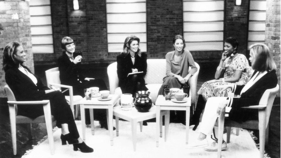 1990 porträtierte der deutsche Fotograf Peter Lindbergh Campbell, Evangelista, Patitz, Turlington und Crawford erstmals als Gruppe. Es war der Startschuss für die "Ära der Supermodels", zu der später auch Ikonen wie Claudia Schiffer, Stephanie Seymour und Kate Moss zählten. Hier sieht man vier der Mode-Legenden kurz vor ihrem Durchbruch zusammen mit den Models Beverly Johnson (l.) und Lauren Hutton (r.) im Jahr 1989 in der MTV-Show "House of Style". 