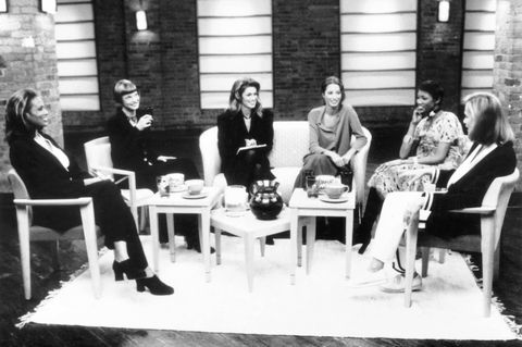 1990 porträtierte der deutsche Fotograf Peter Lindbergh Campbell, Evangelista, Patitz, Turlington und Crawford erstmals als Gruppe. Es war der Startschuss für die "Ära der Supermodels", zu der später auch Ikonen wie Claudia Schiffer, Stephanie Seymour und Kate Moss zählten. Hier sieht man vier der Mode-Legenden kurz vor ihrem Durchbruch zusammen mit den Models Beverly Johnson (l.) und Lauren Hutton (r.) im Jahr 1989 in der MTV-Show "House of Style". 