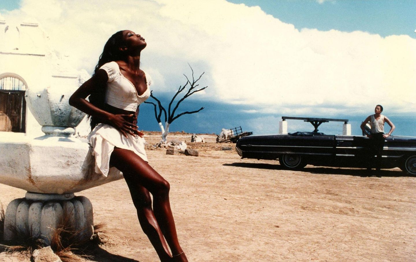 Ihren Durchbruch hatte Campbell bereits 1989, ein Jahr vor dem besagten "Vogue"-Shooting, als sie als erste Schwarze Frau im September 1989 die Titelseite des französischen Vogue-Magazins zierte. Das ikonische Aussehen – ihre Schwarze Haut mit den leicht chinesischen Gesichtszügen – verdankt sie als Tochter einer jamaikanischen Balletttänzerin und eines jamaikanisch-chinesischen Vaters ihren Genen. Dabei verzückte die damals 19-Jährige nicht nur die größten Designer der Welt, sondern auch Stars wie Michael Jackson. So buchte er die Londonerin im Jahr 1991 für sein Musikvideo "In The Closet".