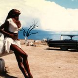 Ihren Durchbruch hatte Campbell bereits 1989, ein Jahr vor dem besagten "Vogue"-Shooting, als sie als erste Schwarze Frau im September 1989 die Titelseite des französischen Vogue-Magazins zierte. Das ikonische Aussehen – ihre Schwarze Haut mit den leicht chinesischen Gesichtszügen – verdankt sie als Tochter einer jamaikanischen Balletttänzerin und eines jamaikanisch-chinesischen Vaters ihren Genen. Dabei verzückte die damals 19-Jährige nicht nur die größten Designer der Welt, sondern auch Stars wie Michael Jackson. So buchte er die Londonerin im Jahr 1991 für sein Musikvideo "In The Closet".