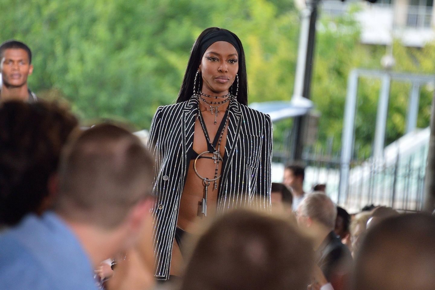 Supermodels der Neunziger: Hier sieht man Campbell im Alter von 45 Jahren auf der Pariser Fashion Week 2015. Neben dem Modeln setzt sich die heute 53-Jährige zudem für verschiedene humanitäre Projekte – vor allem für Menschen im sub-saharischen Afrika – ein, ist Buchautorin, als Schauspielerin aktiv und hat seit dem Jahr 2000 insgesamt acht sehr erfolgreiche Parfums auf den Markt gebracht. Doch so rein, wie das Image Campbells klingt, ist es nicht. Die Ikone ist vor allem für ihre cholerischen Wutausbrüche bekannt, für die sie bereits sieben Mal vor Gericht stand. Hier sieht man Campbell im Alter von 45 Jahren auf der Pariser Fashion Week 2015. Neben dem Modeln setzt sich die heute 53-Jährige zudem für verschiedene humanitäre Projekte – vor allem für Menschen im sub-saharischen Afrika – ein, ist Buchautorin, als Schauspielerin aktiv und hat seit dem Jahr 2000 insgesamt acht sehr erfolgreiche Parfums auf den Markt gebracht. Doch so rein, wie das Image Campbells klingt, ist es nicht. Die Ikone ist vor allem für ihre cholerischen Wutausbrüche bekannt, für die sie bereits sieben Mal vor Gericht stand.