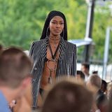 Hier sieht man Campbell im Alter von 45 Jahren auf der Pariser Fashion Week 2015. Neben dem Modeln setzt sich die heute 53-Jährige zudem für verschiedene humanitäre Projekte – vor allem für Menschen im sub-saharischen Afrika – ein, ist Buchautorin, als Schauspielerin aktiv und hat seit dem Jahr 2000 insgesamt acht sehr erfolgreiche Parfums auf den Markt gebracht. Doch so rein, wie das Image Campbells klingt, ist es nicht. Die Ikone ist vor allem für ihre cholerischen Wutausbrüche bekannt, für die sie bereits sieben Mal vor Gericht stand. 