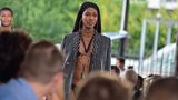 Hier sieht man Campbell im Alter von 45 Jahren auf der Pariser Fashion Week 2015. Neben dem Modeln setzt sich die heute 53-Jährige zudem für verschiedene humanitäre Projekte – vor allem für Menschen im sub-saharischen Afrika – ein, ist Buchautorin, als Schauspielerin aktiv und hat seit dem Jahr 2000 insgesamt acht sehr erfolgreiche Parfums auf den Markt gebracht. Doch so rein, wie das Image Campbells klingt, ist es nicht. Die Ikone ist vor allem für ihre cholerischen Wutausbrüche bekannt, für die sie bereits sieben Mal vor Gericht stand. 