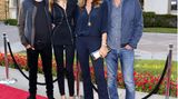 Familie Crawford/Gerber im Jahr 2016. Tochter Kaia Gerber ist mittlerweile in die Fußstapfen ihrer Supermodel-Mama getreten und erobert als dessen "Omega" die Laufstege der Welt. Sie kam 2001 als Tochter von Crawford und dem Geschäftsmann Rande Gerber auf die Welt – zwei Jahre nach Sohnemann Presley, der heute auch als Male Model Karriere macht. Crawford und Gerber sind nach wie vor verheiratet.