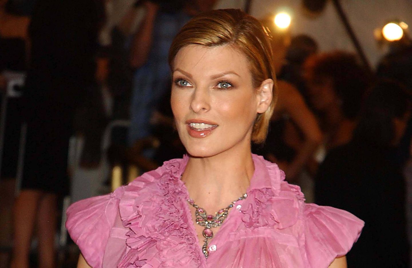 Supermodels der Neunziger: Evangelista im Jahr 2006 mit blonden Haaren. Das Supermodel ist auch als "Chamäleon" bekannt, da sie so häufig ihre Haarfarbe wechselte. In ihren Hochzeiten war sie auf zahlreichen Covern zu sehen, unter anderem auf der "Vogue", der "Elle", der "Mademoiselle", der "Rolling Stone" oder der "Harper's Bazaar". Zudem lief Evangelista nur für die renommiertesten Designer, war in Musikvideos berühmter Musiker zu sehen und zählte zu den am besten bezahlten Models ihrer Zeit. Evangelista im Jahr 2006 mit blonden Haaren. Das Supermodel ist auch als "Chamäleon" bekannt, da sie so häufig ihre Haarfarbe wechselte. In ihren Hochzeiten war sie auf zahlreichen Covern zu sehen, unter anderem auf der "Vogue", der "Elle", der "Mademoiselle", der "Rolling Stone" oder der "Harper's Bazaar". Zudem lief Evangelista nur für die renommiertesten Designer, war in Musikvideos berühmter Musiker zu sehen und zählte zu den am besten bezahlten Models ihrer Zeit.