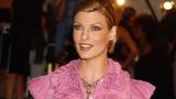 Evangelista im Jahr 2006 mit blonden Haaren. Das Supermodel ist auch als "Chamäleon" bekannt, da sie so häufig ihre Haarfarbe wechselte. In ihren Hochzeiten war sie auf zahlreichen Covern zu sehen, unter anderem auf der "Vogue", der "Elle", der "Mademoiselle", der "Rolling Stone" oder der "Harper's Bazaar". Zudem lief Evangelista nur für die renommiertesten Designer, war in Musikvideos berühmter Musiker zu sehen und zählte zu den am besten bezahlten Models ihrer Zeit.  