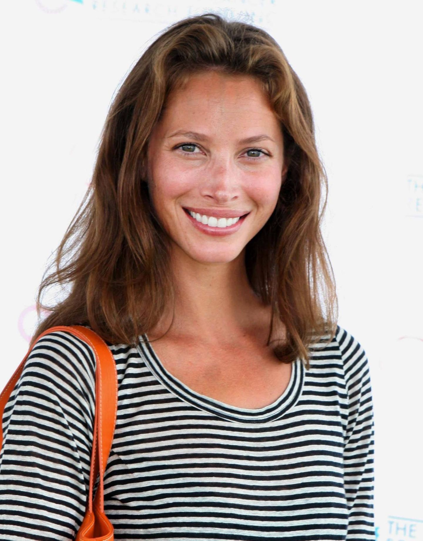 Supermodels der Neunziger: Im Jahr 2023 strahlt die mittlerweile 54-Jährige als wäre sie immer noch 20 Jahre jung. Zurückzuführen ist ihr außergewöhnlich jugendliches Aussehen sicherlich auf ihren gesunden Lebensstil, den sie bereits seit jeher predigt. Turlington macht täglich Yoga, ernährt sich pflanzenbasiert und spricht sich regelmäßig öffentlich gegen das Rauchen aus, seit ihr Vater im Jahr 1997 an Lungenkrebs gestorben ist. Im Jahr 2023 strahlt die mittlerweile 54-Jährige als wäre sie immer noch 20 Jahre jung. Zurückzuführen ist ihr außergewöhnlich jugendliches Aussehen sicherlich auf ihren gesunden Lebensstil, den sie bereits seit jeher predigt. Turlington macht täglich Yoga, ernährt sich pflanzenbasiert und spricht sich regelmäßig öffentlich gegen das Rauchen aus, seit ihr Vater im Jahr 1997 an Lungenkrebs gestorben ist.