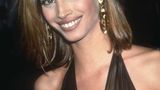 Auch Christy Turlington zählt zu den legendären Gesichtern der 1990er Jahre. Entdeckt wird sie bereits im Alter von 13 Jahren bei einem Reit-Tunier in Miami vom Fotografen Dennie Cody. Kurz darauf ergatterte sie einen Vertrag bei der renommierten Model-Agentur Ford und setzte so die Grundlage für eine Modelkarriere wie aus dem Bilderbuch. 