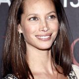 Turlington auf der Premiere von "Perfect Stranger" im Jahr 2006. Der Durchbruch gelang der US-Amerikanerin bereits im Jahr 1987, als sie Starfotograf Steven Meisel für das Cover der italienischen "Vogue" ablichtete. Es folgten weitere Shootings für "Cosmopolitan" und "Esquire", zahlreiche Werbekampagnen und reichlich Runway-Jobs für Luxus-Marken wie Chanel, Christian Lacroix und Versace. 1993 wählt sie das "People Magazine" unter die 50 schönsten Menschen der Welt. 