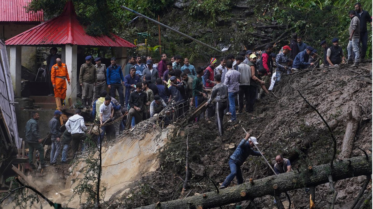 Helfer suchen im Schlamm nach Verletzten nach dem Einsturz eines Tempels in Indien