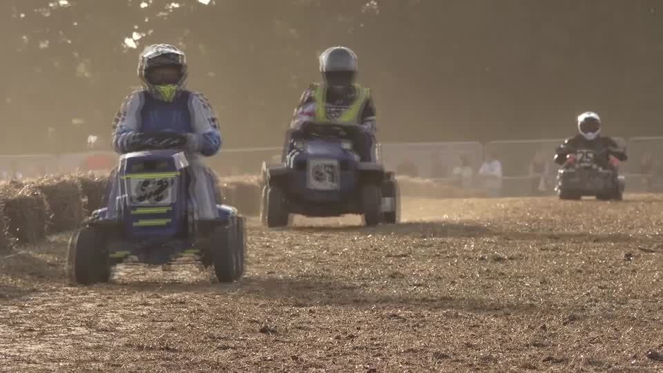 Video: 14 Stunden auf dem Bock: Rasenmäher-Rennen in England