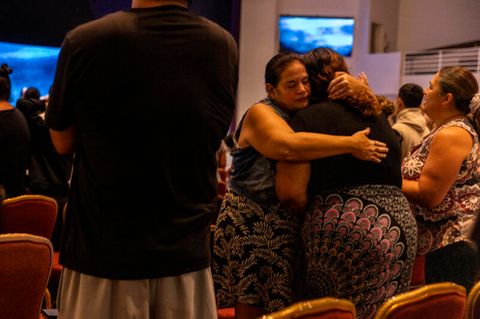 Mehr als 90 Tote: Trauer auf Maui: Inselbewohner beten nach Bränden für die Vermissten – weitere Opfer wahrscheinlich