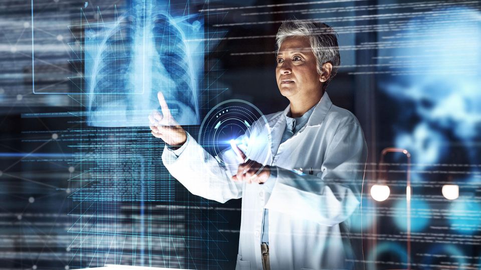 Ärztin tippt auf futuristisches Hologramm einer Lunge