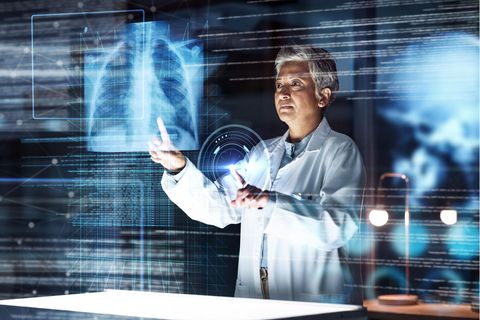 Ärztin tippt auf futuristisches Hologramm einer Lunge