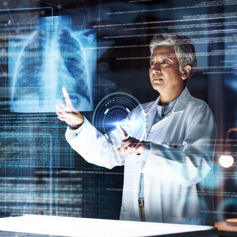 Ärztin tippt auf futuristisches Hologramm einer Lunge
