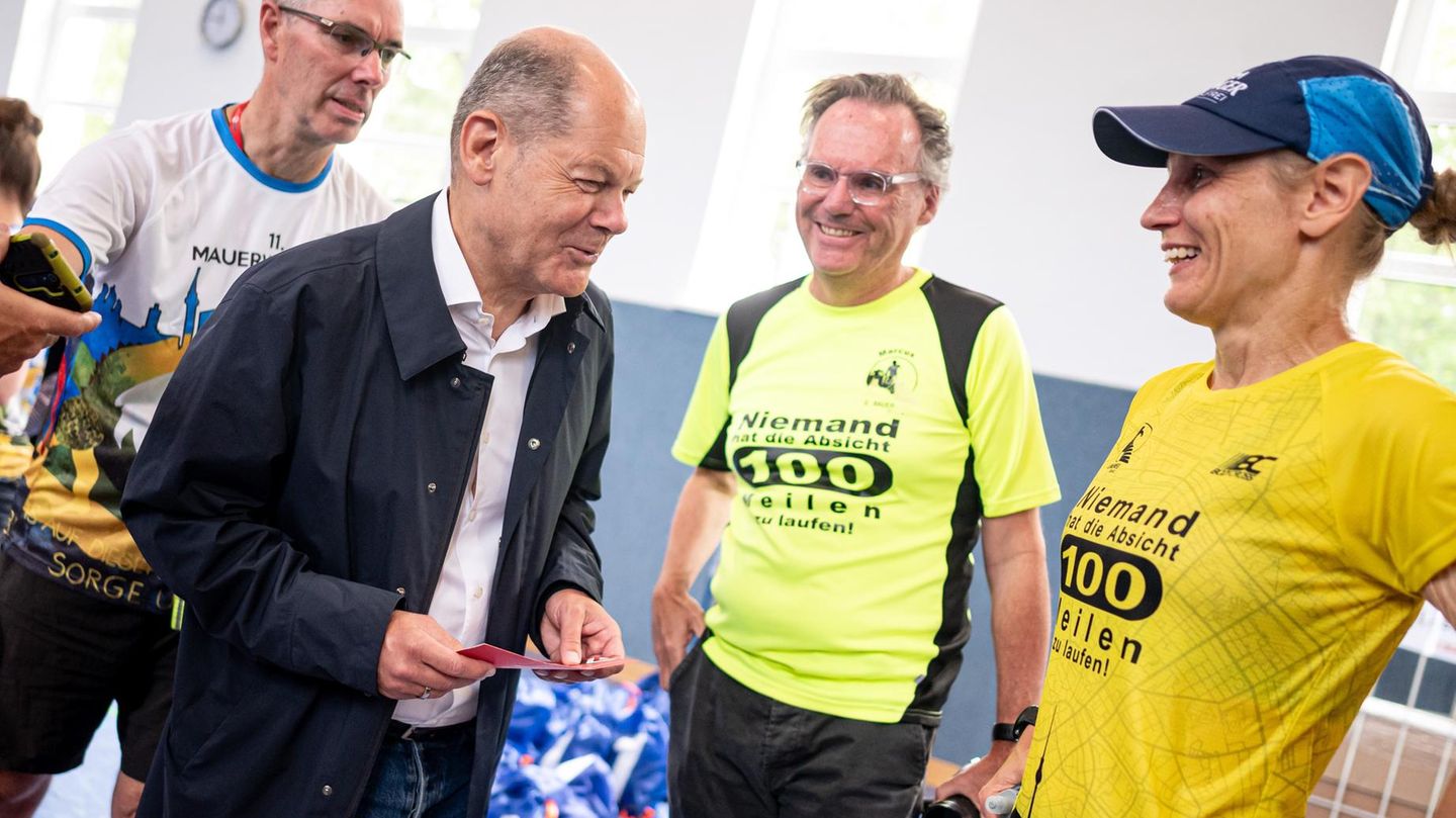 Olaf Scholz mit Sportlern
