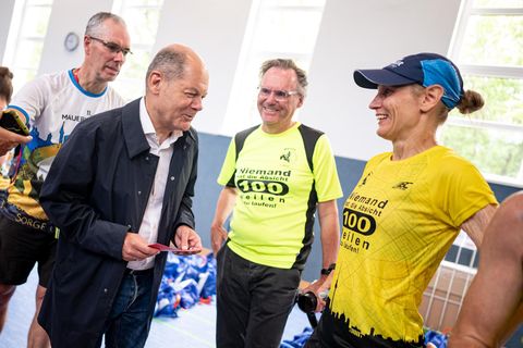 Olaf Scholz mit Sportlern