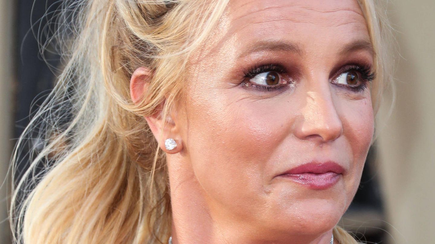 Britney Spears lolls half-naked on the pole dance pole Britney Spears lolls half-naked on the pole dance pole