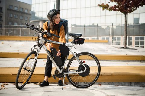Für normale Räder wird es eng, bald könnten sie neben den Pedelecs auch noch 45 km/h-Bikes auf dem Radweg begegnen 
