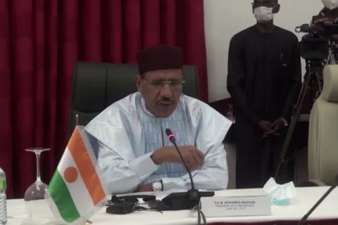 Video: Putschisten im Niger wollen abgesetzten Präsidenten wegen Hochverrats anklagen