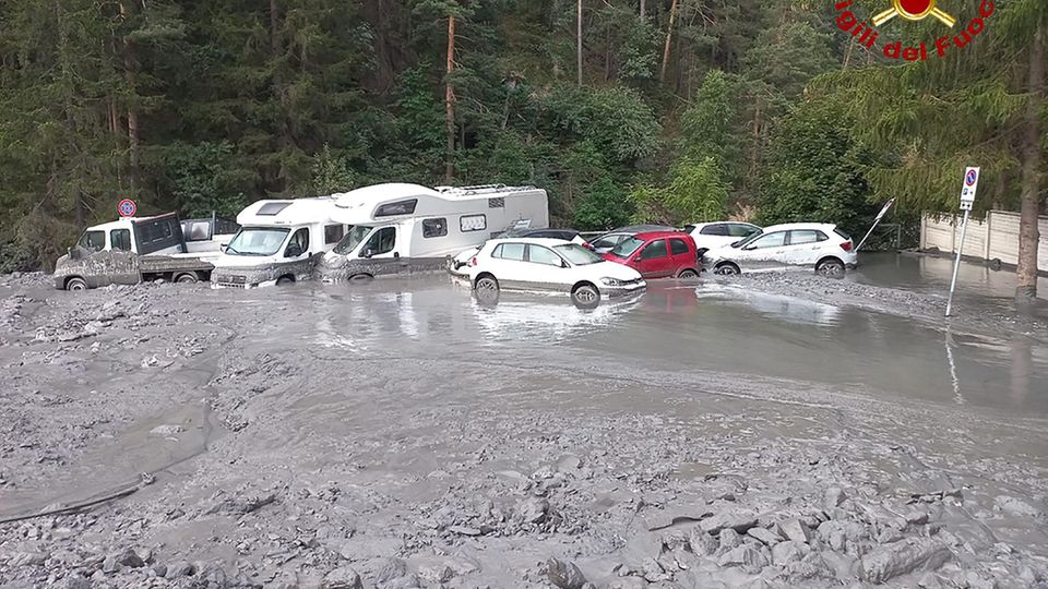 Nach heftigem Regen: Nach starken Regenfällen überwältigte eine Schlammlawine die Bewohner einer Gemeinde bei Turin. Nach starken Regenfällen überwältigte eine Schlammlawine die Bewohner einer Gemeinde bei Turin.