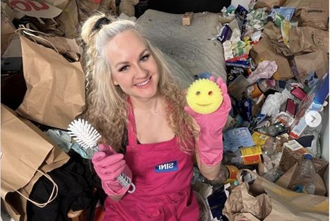 Auri Kananen aus Tampere, Finnland hat das scheinbar Unmögliche möglich gemacht. Sie reist um die Welt und wird durch das Putzen verwahrloster Häuser immer reicher.