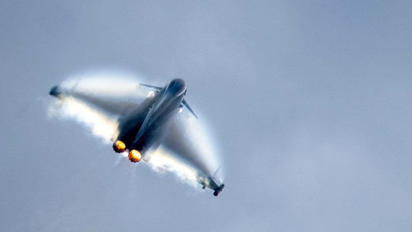 Ein Typhoon-Eurofighter der britischen Royal Air Force bei einem Flugmanöver (Archivbild)